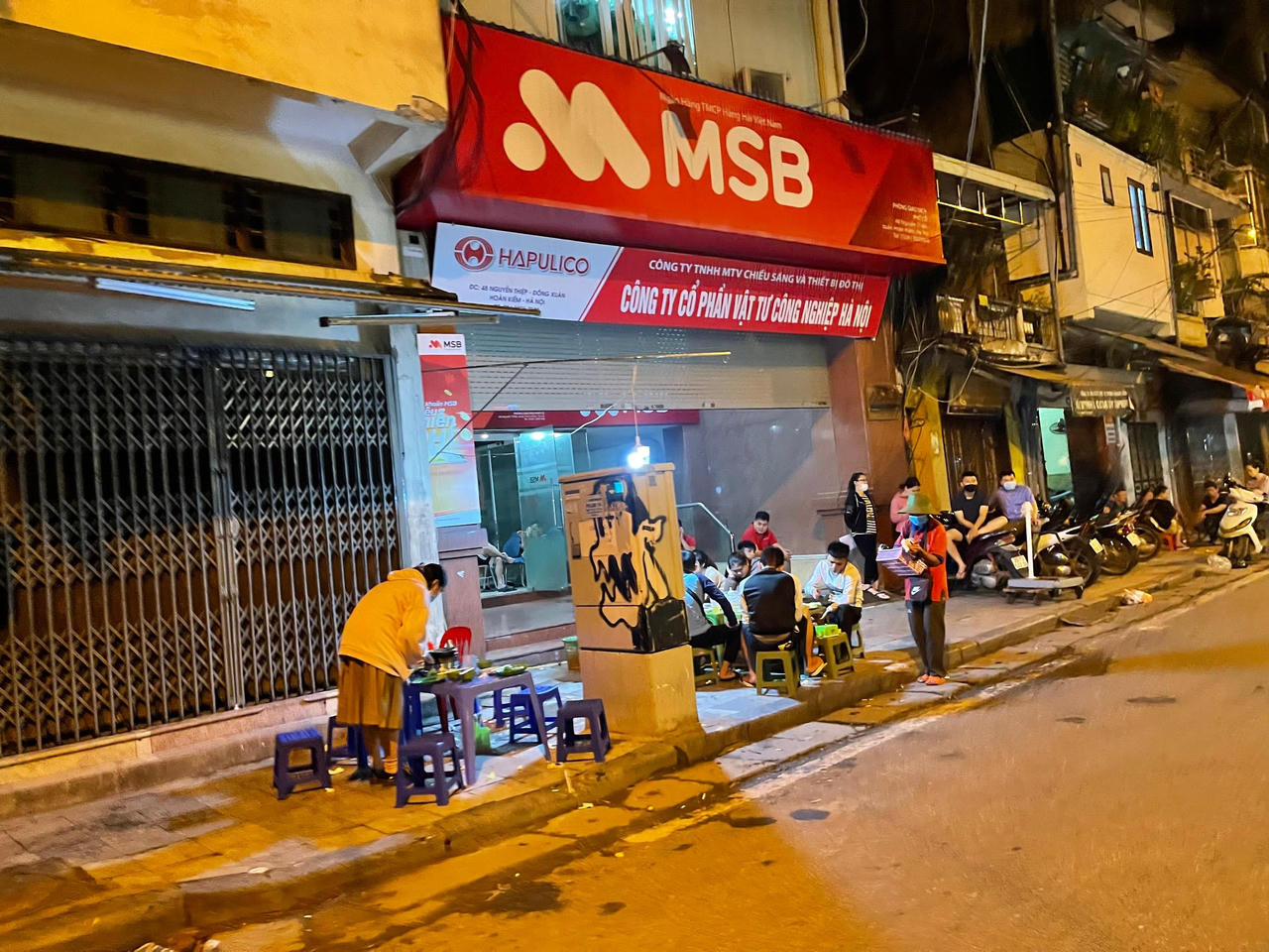 Hàng quán ngang nhiên hoạt động sau 21h, 'thách thức' cơ quan chức năng Hà Nội?