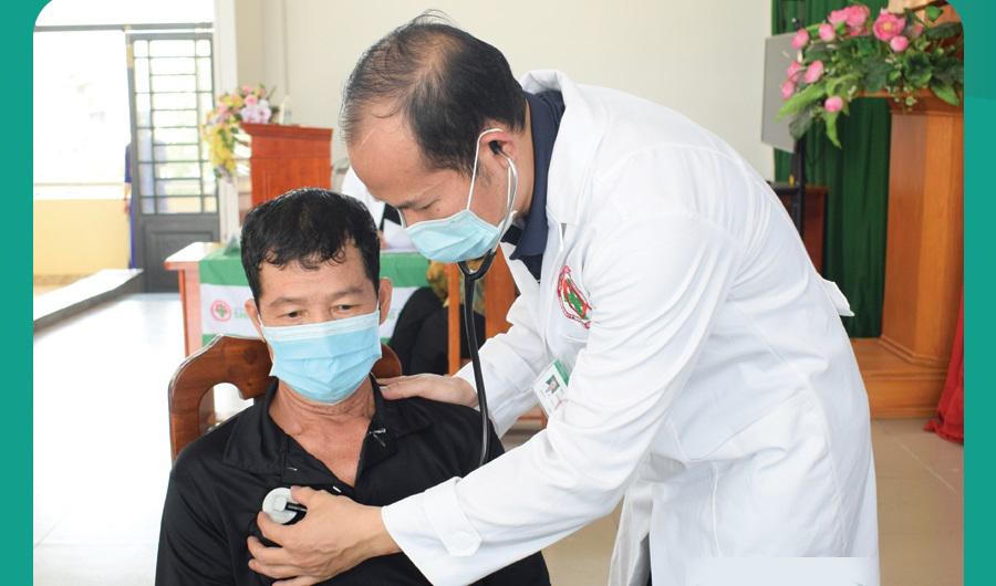 Bệnh viện Đại học Y Dược Shing Mark khám, phát thuốc miễn phí cho người cao tuổi 