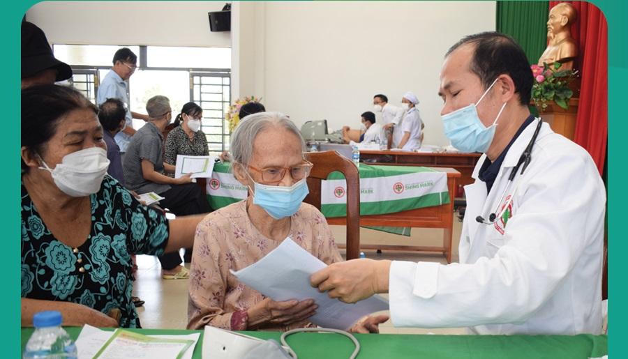 Bệnh viện Đại học Y Dược Shing Mark khám, phát thuốc miễn phí cho người cao tuổi 