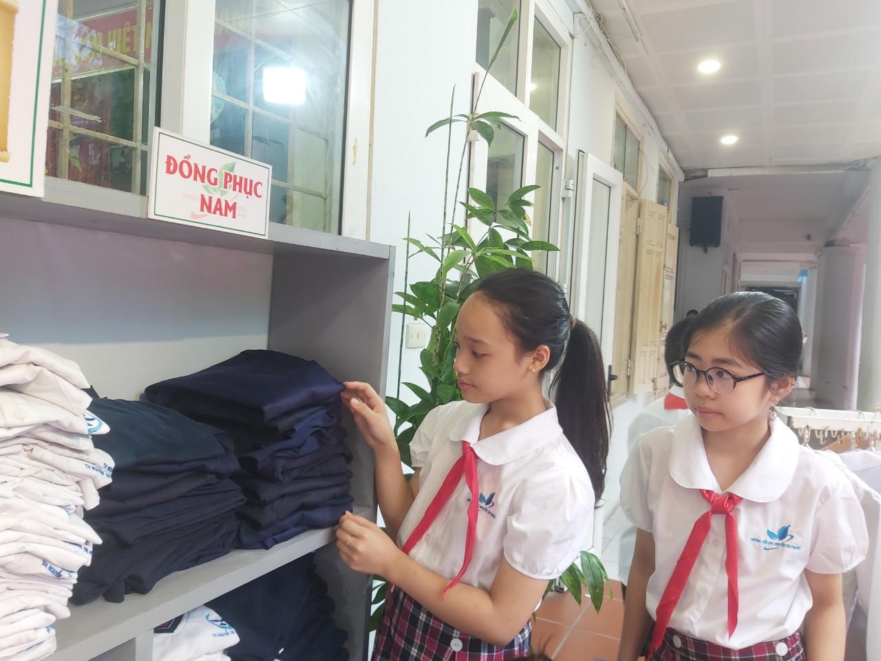 Siêu thị đồng phục 0 đồng: 'Ai cần hãy lấy - Ai có hãy tặng' 