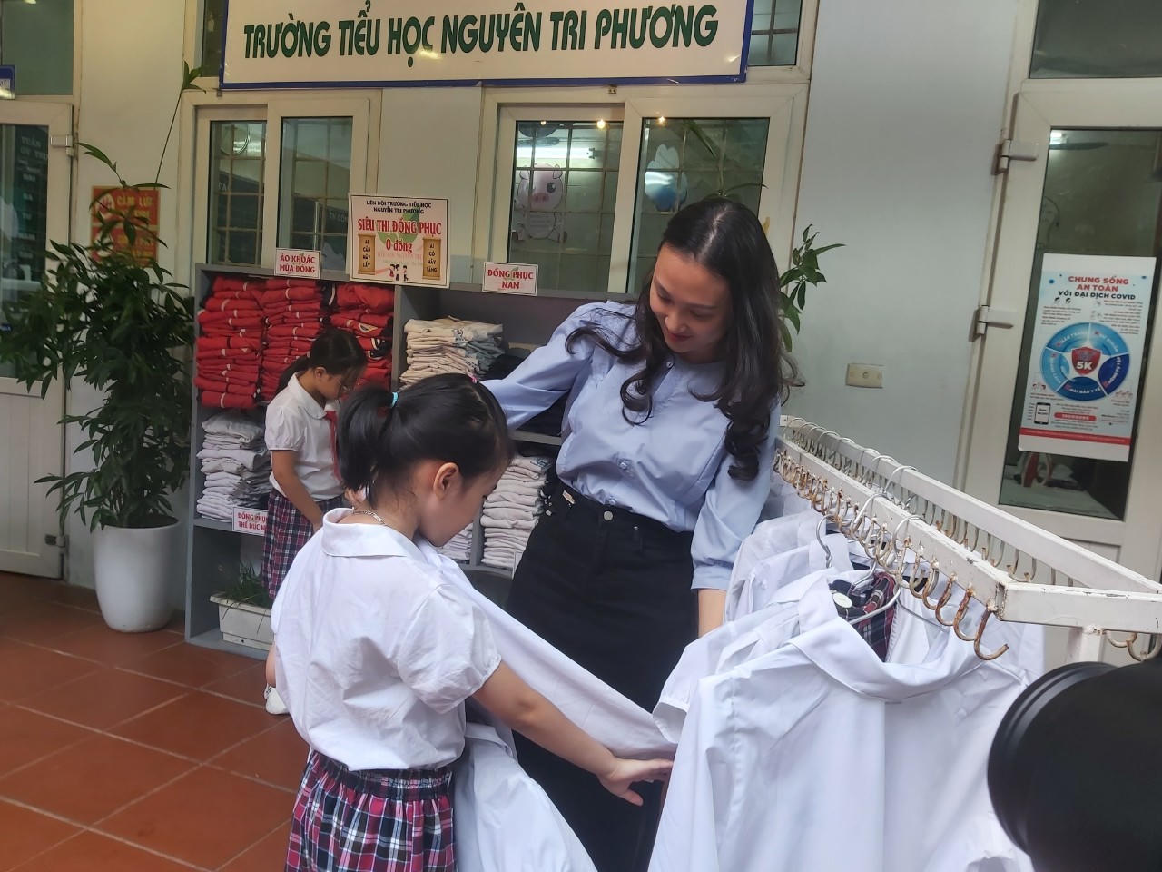 Siêu thị đồng phục 0 đồng: 'Ai cần hãy lấy - Ai có hãy tặng' 