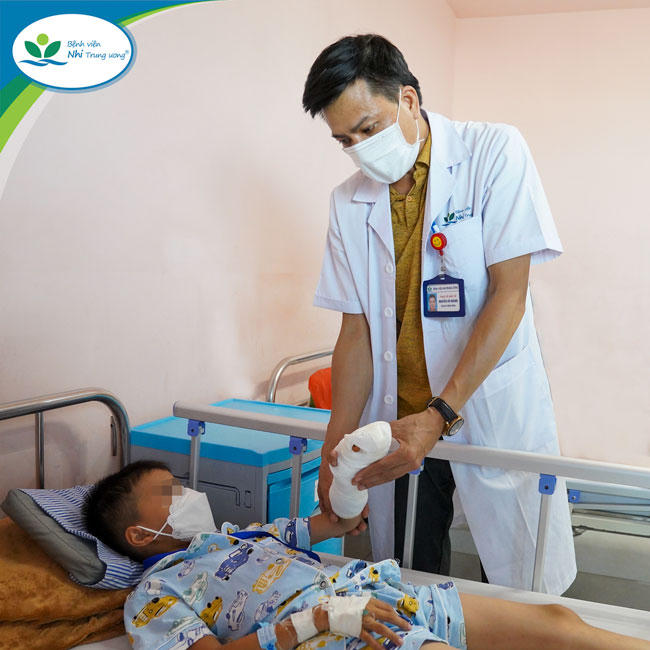 Phụ anh nấu ăn, bé trai 7 tuổi ở Quảng Ninh gần đứt rời 2 ngón tay 