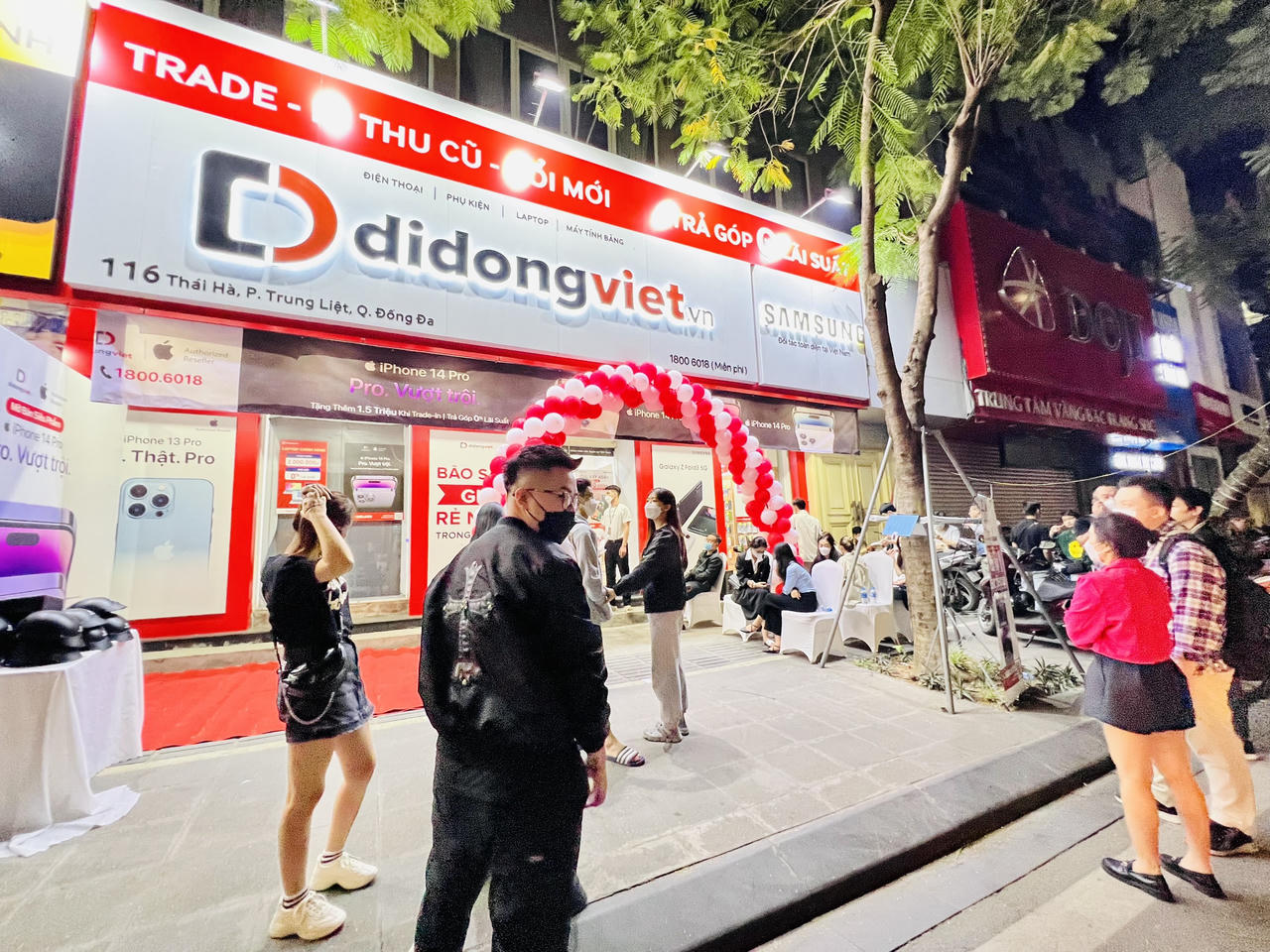 Các tín đồ nhà táo xếp hàng "xuyên đêm" đợi mua iPhone 14 