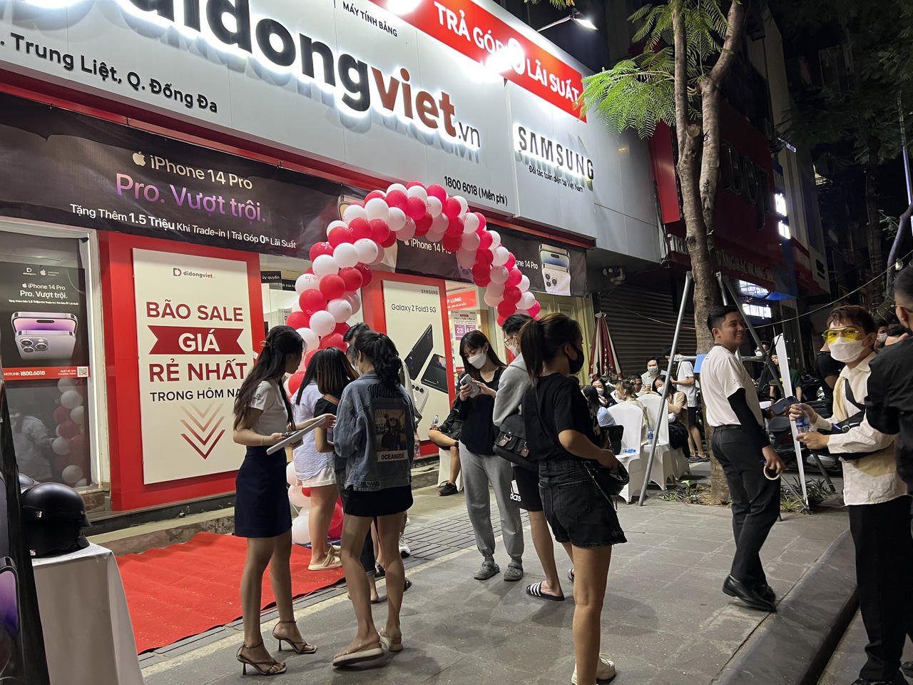 Các tín đồ nhà táo xếp hàng "xuyên đêm" đợi mua iPhone 14 