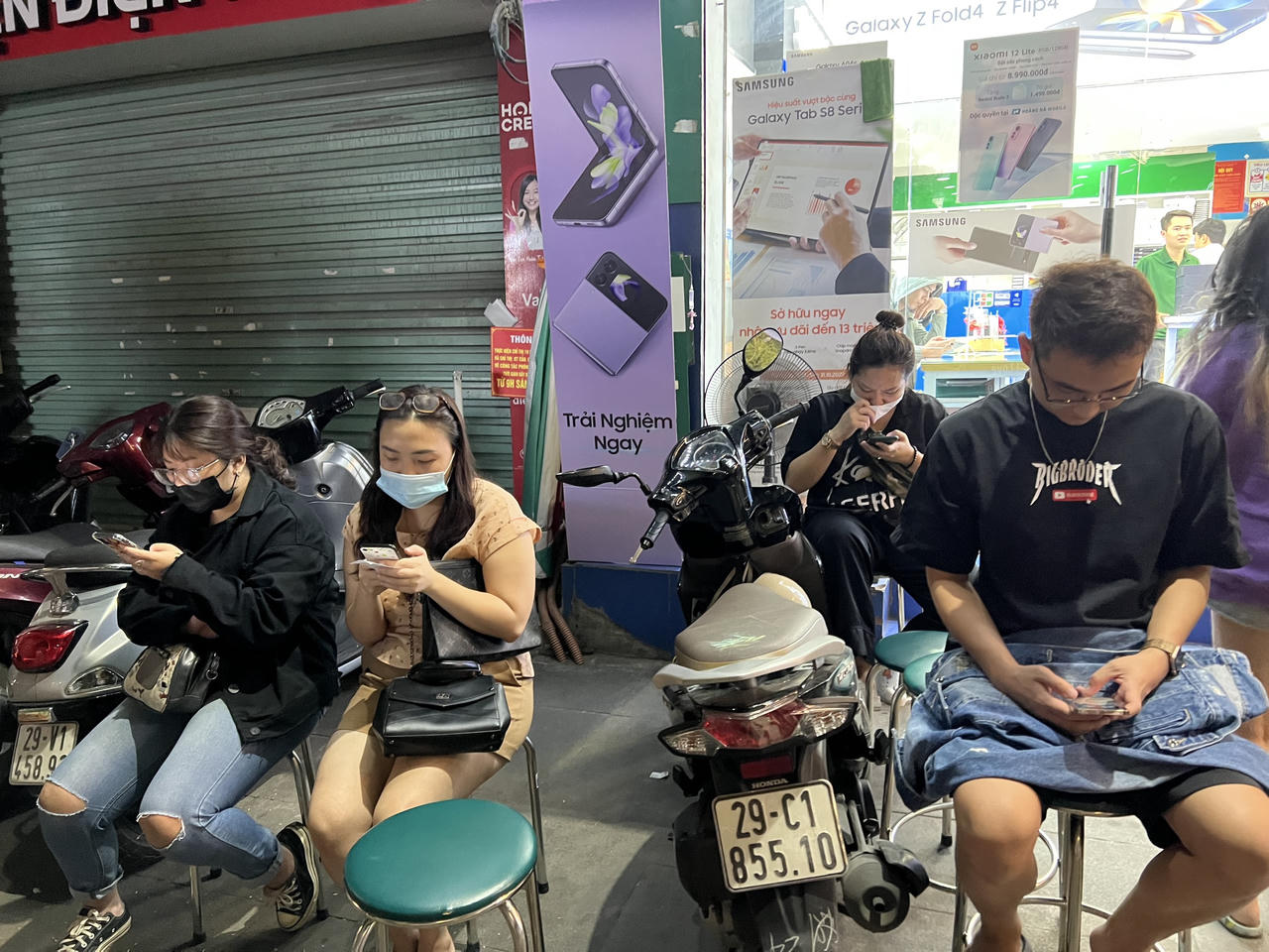 Các tín đồ nhà táo xếp hàng "xuyên đêm" đợi mua iPhone 14 