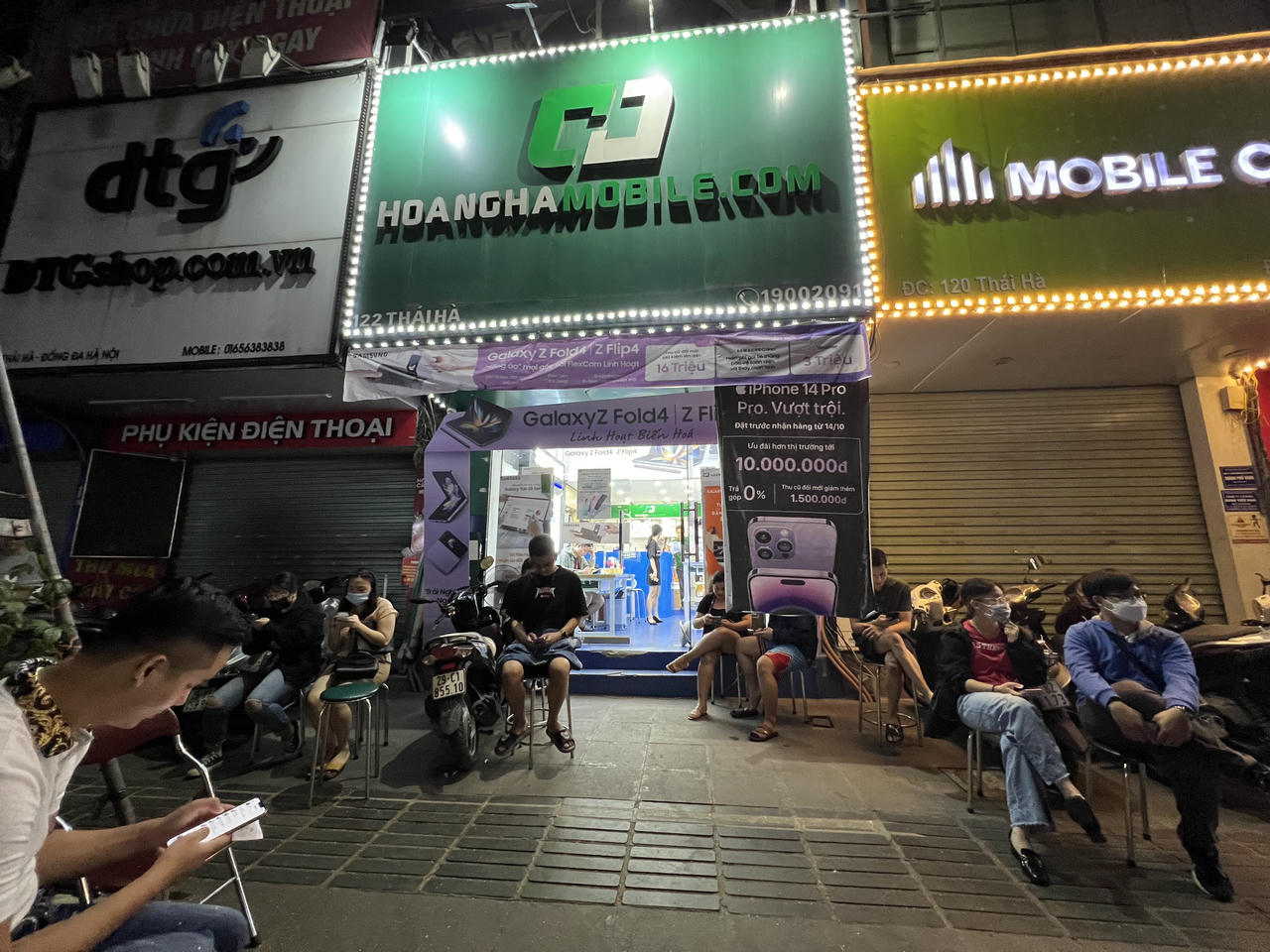 Các tín đồ nhà táo xếp hàng "xuyên đêm" đợi mua iPhone 14 