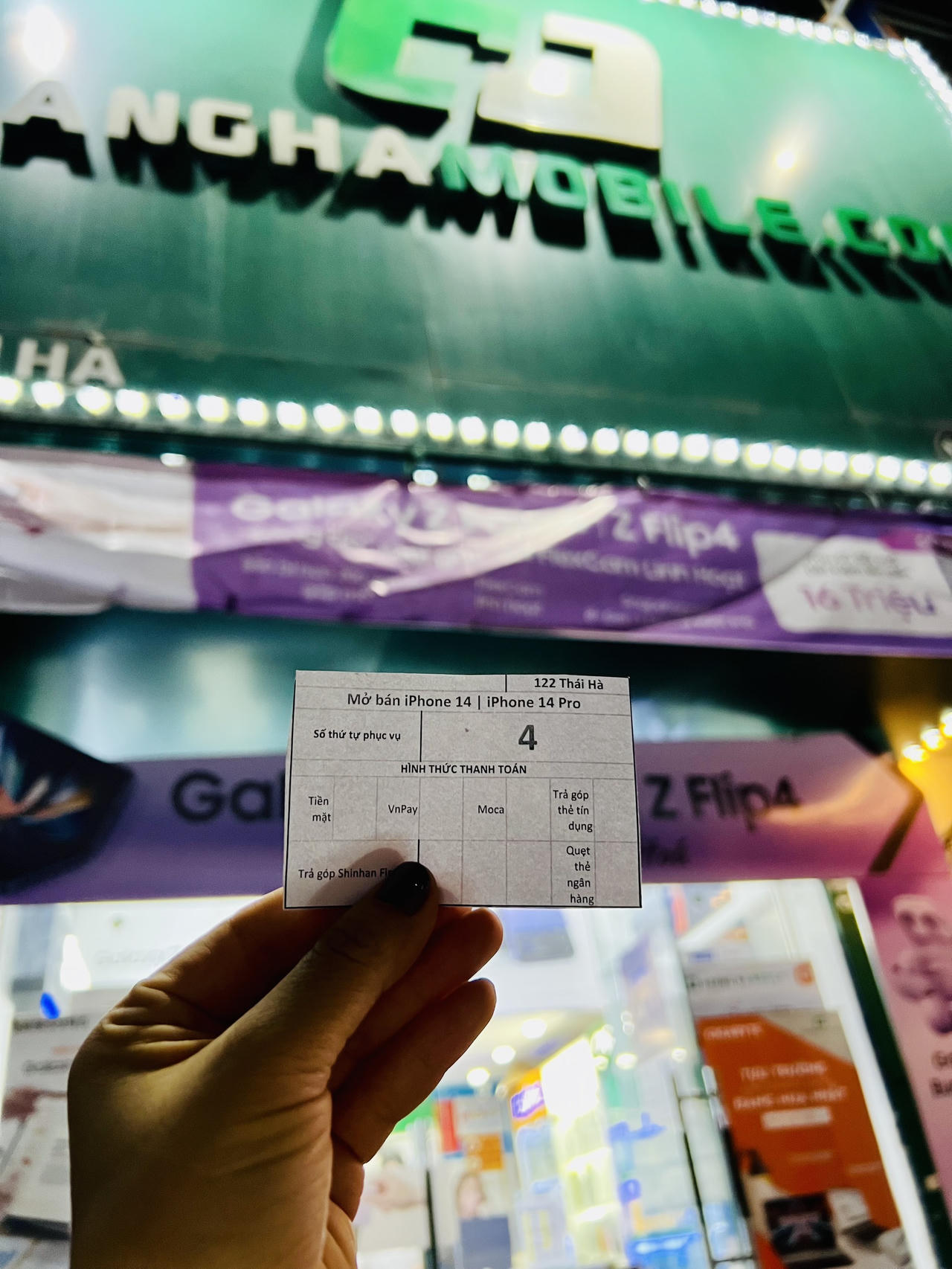 Các tín đồ nhà táo xếp hàng "xuyên đêm" đợi mua iPhone 14 