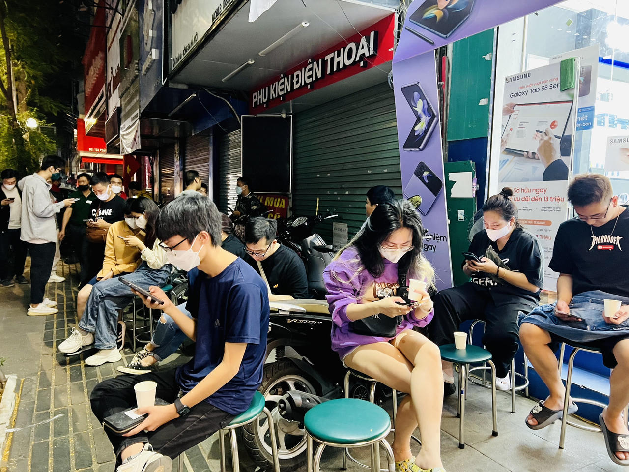 Các tín đồ nhà táo xếp hàng "xuyên đêm" đợi mua iPhone 14 