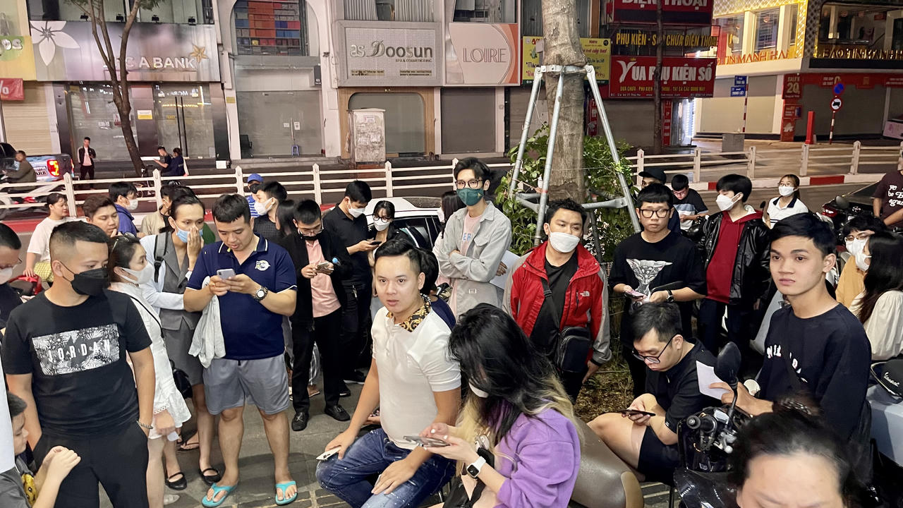 Các tín đồ nhà táo xếp hàng "xuyên đêm" đợi mua iPhone 14 