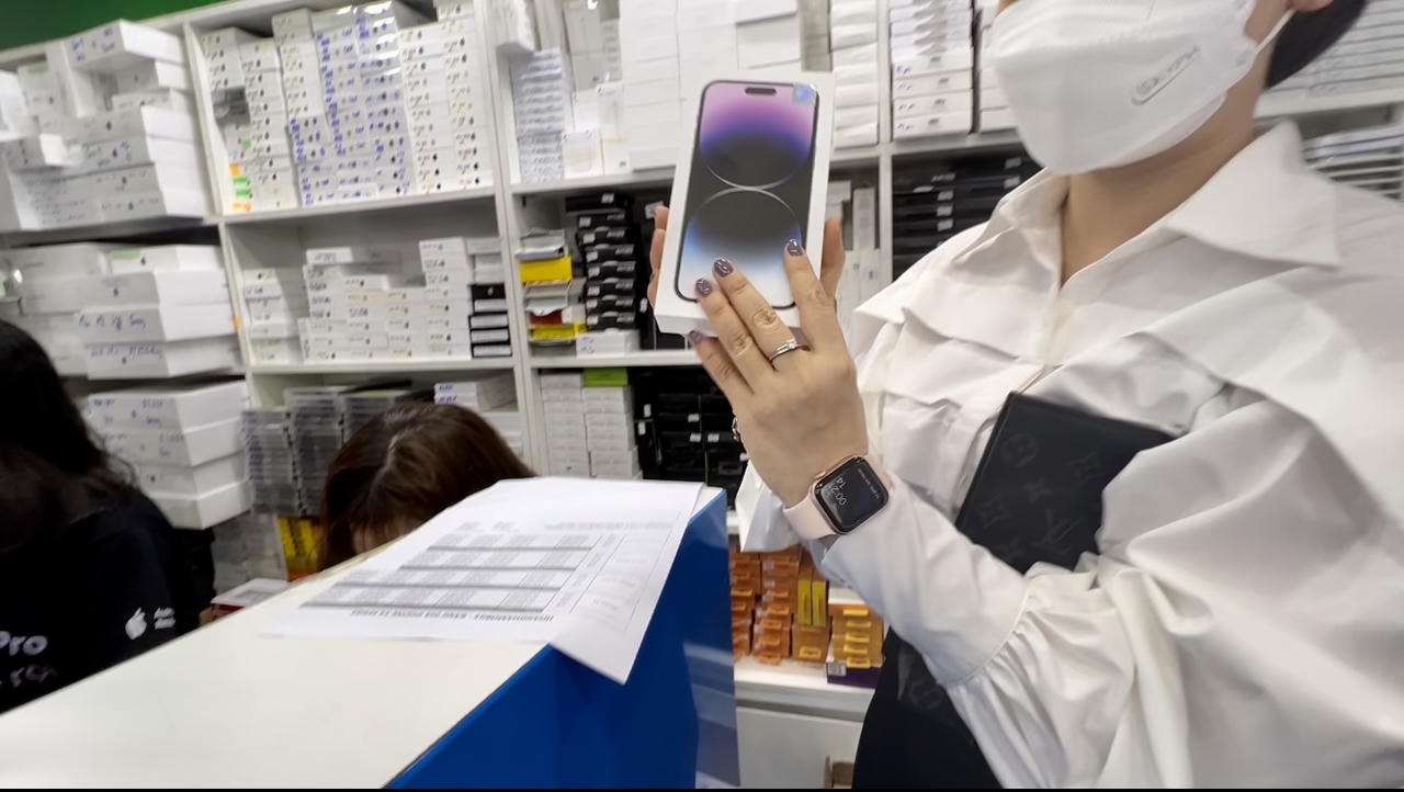 Các tín đồ nhà táo xếp hàng "xuyên đêm" đợi mua iPhone 14 