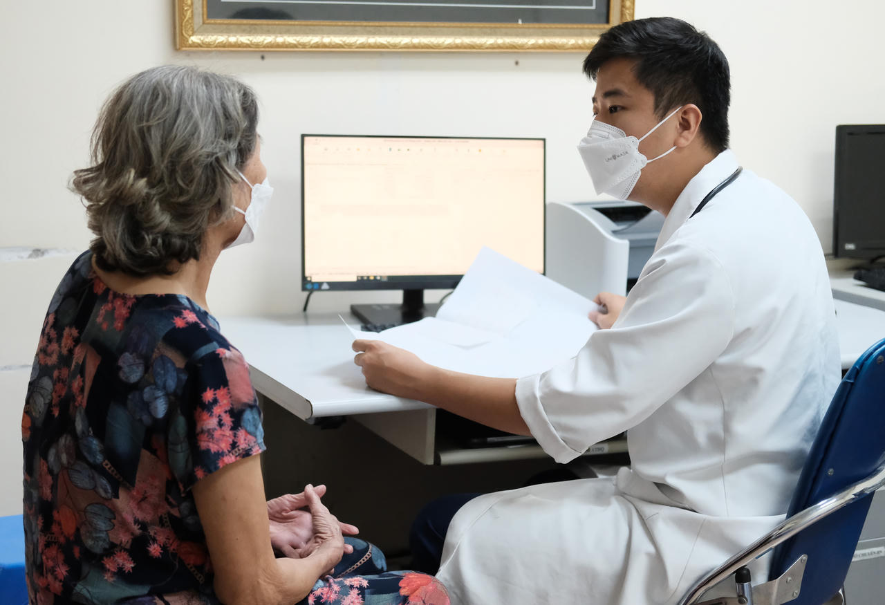 Bác sĩ trẻ Đỗ Doãn Bách – luôn đặt nhiệm vụ cứu chữa người bệnh lên hàng đầu