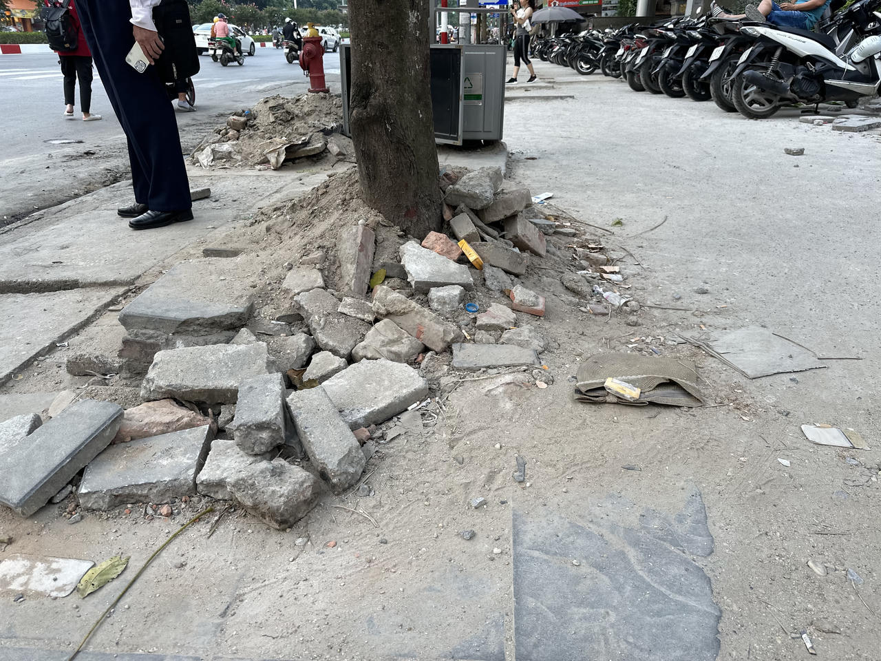 Vỉa hè nham nhở, hố sâu 'bẫy' người đi đường Nguyễn Chí Thanh, Hà Nội