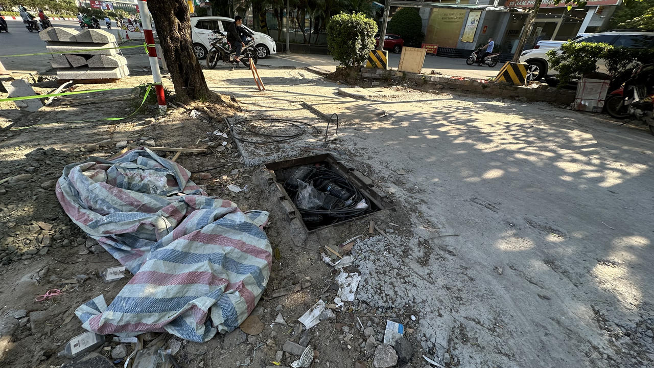 Vỉa hè nham nhở, hố sâu 'bẫy' người đi đường Nguyễn Chí Thanh, Hà Nội