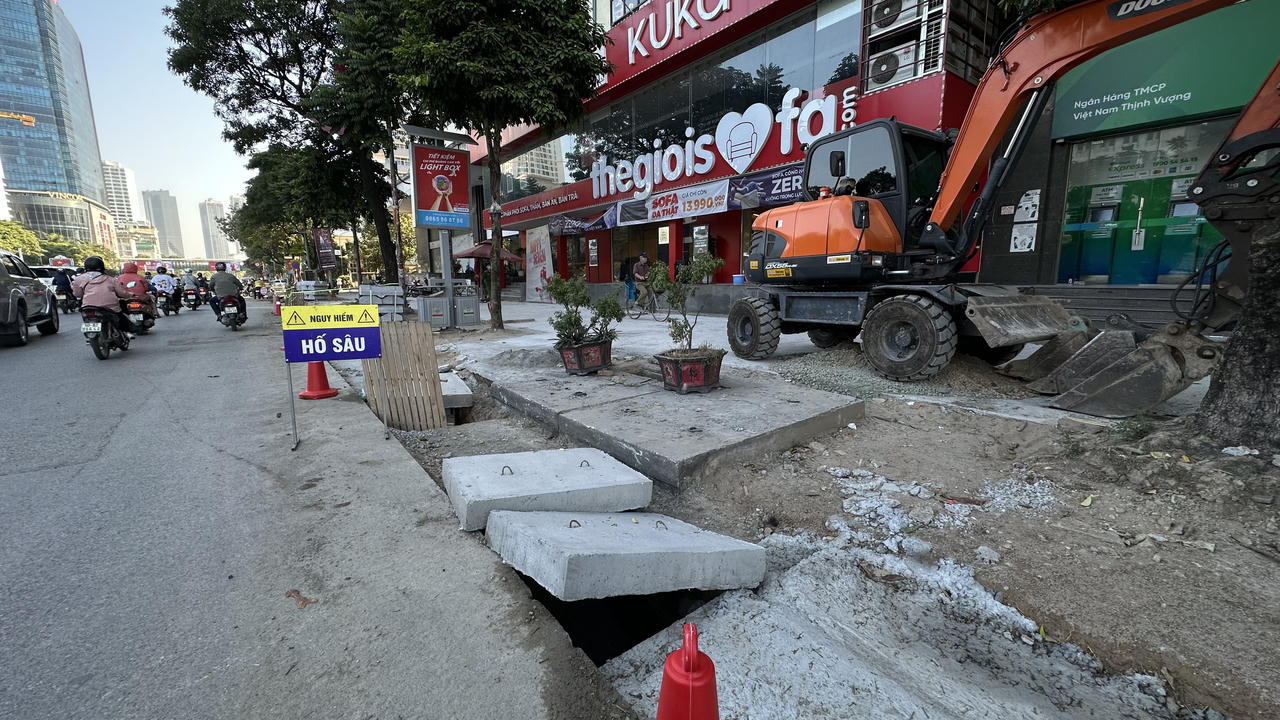 Vỉa hè nham nhở, hố sâu 'bẫy' người đi đường Nguyễn Chí Thanh, Hà Nội