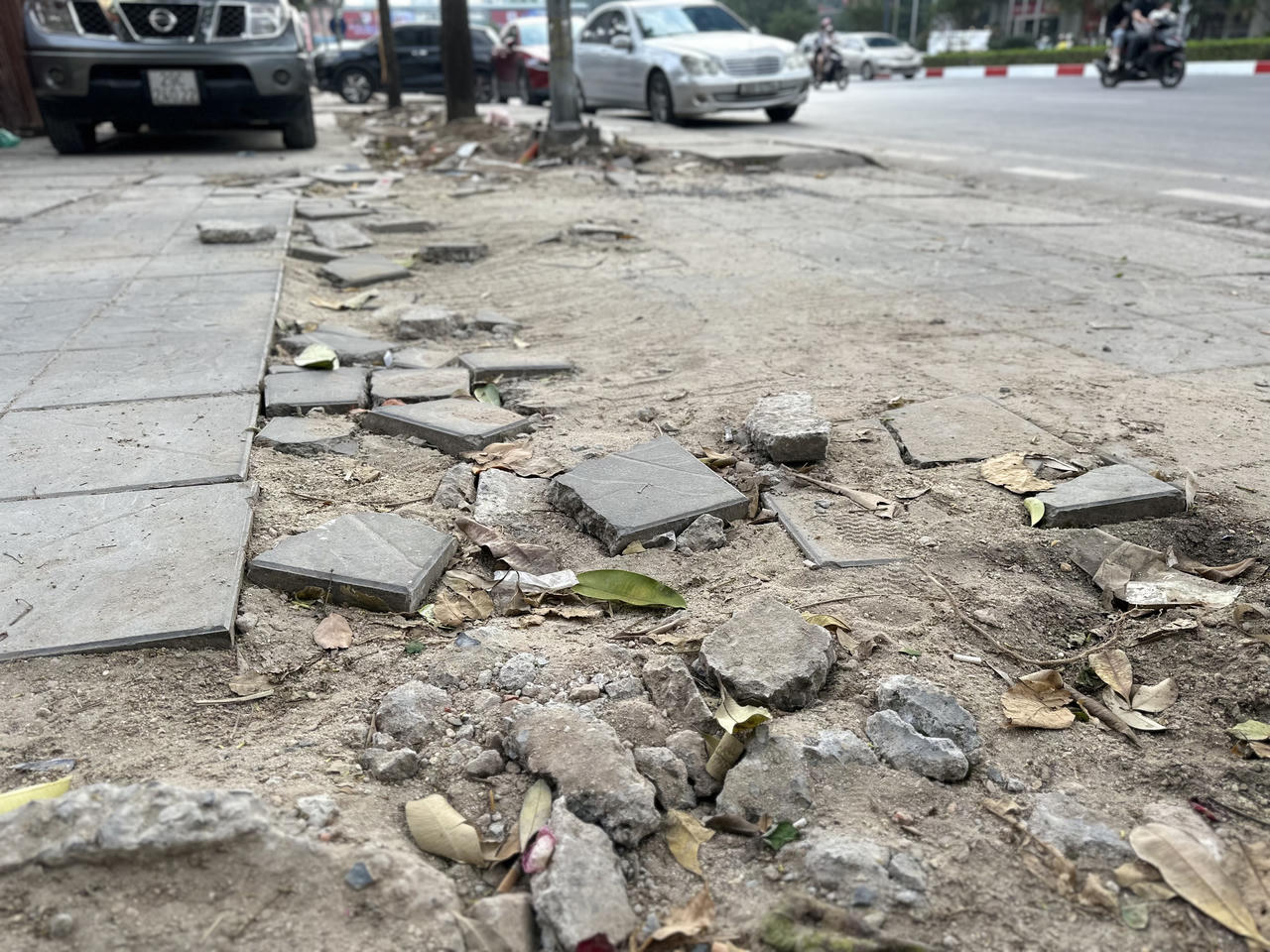 Vỉa hè nham nhở, hố sâu 'bẫy' người đi đường Nguyễn Chí Thanh, Hà Nội