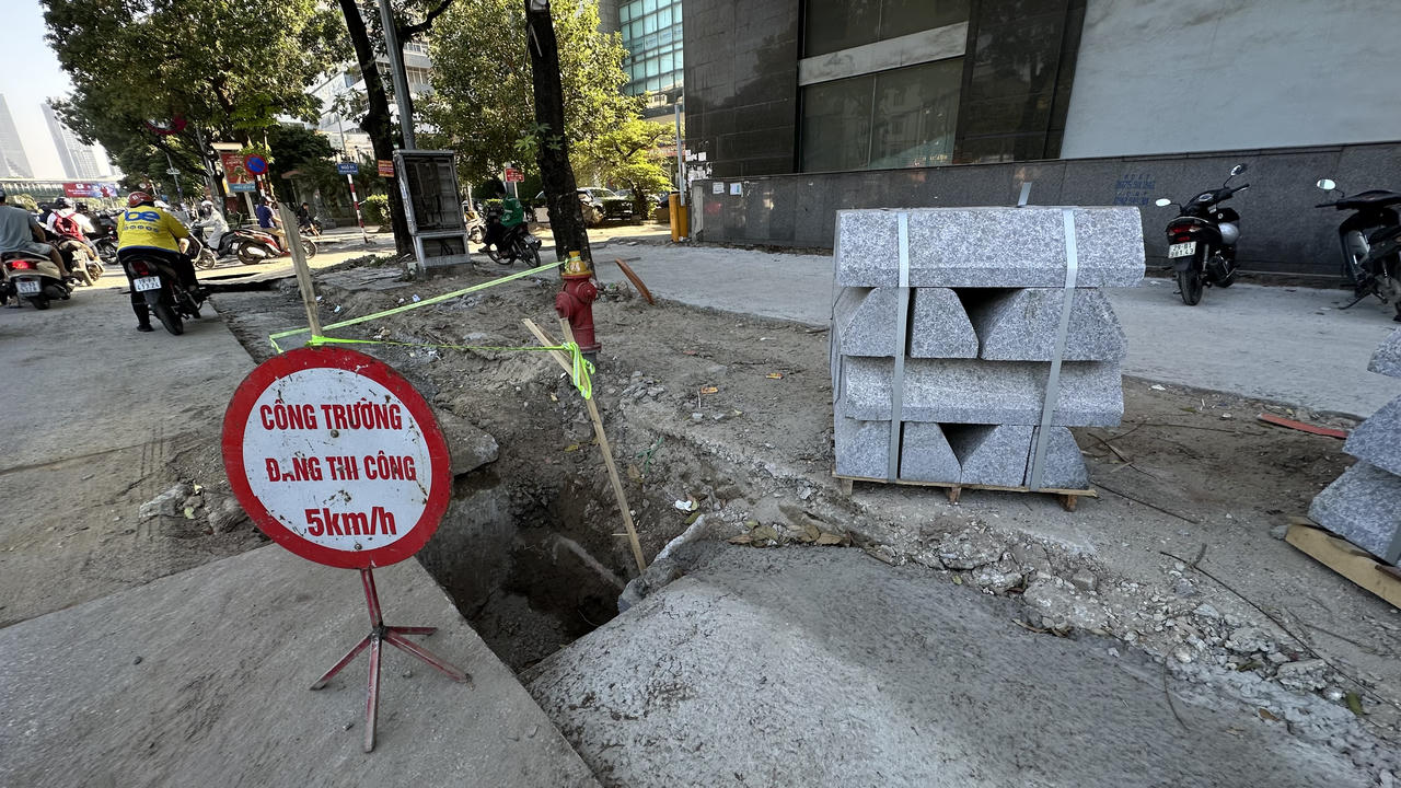Vỉa hè nham nhở, hố sâu 'bẫy' người đi đường Nguyễn Chí Thanh, Hà Nội