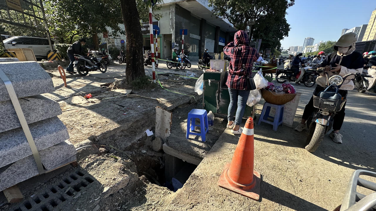 Vỉa hè nham nhở, hố sâu 'bẫy' người đi đường Nguyễn Chí Thanh, Hà Nội