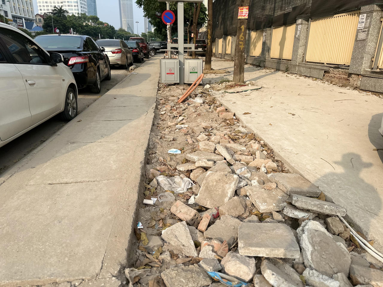 Vỉa hè nham nhở, hố sâu 'bẫy' người đi đường Nguyễn Chí Thanh, Hà Nội