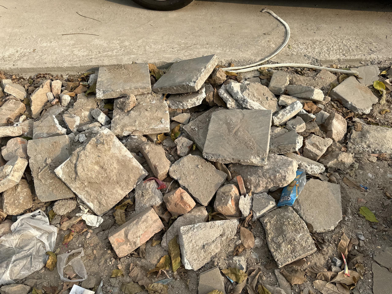 Vỉa hè nham nhở, hố sâu 'bẫy' người đi đường Nguyễn Chí Thanh, Hà Nội