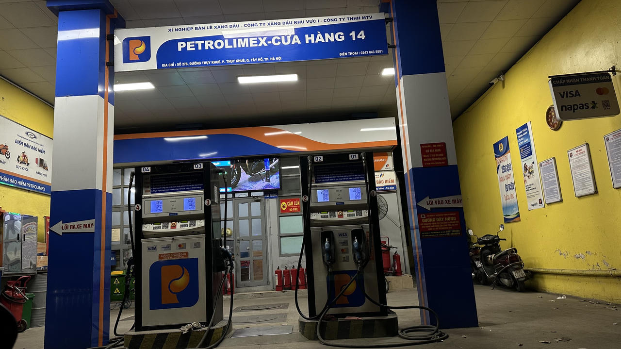 Hà Nội: Cây xăng đóng cửa nhưng người dân lại có xăng bán lẻ