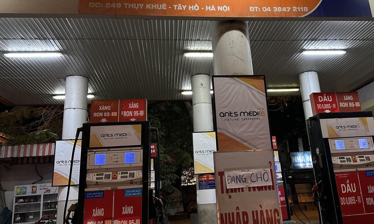 Hà Nội: Cây xăng đóng cửa nhưng người dân lại có xăng bán lẻ
