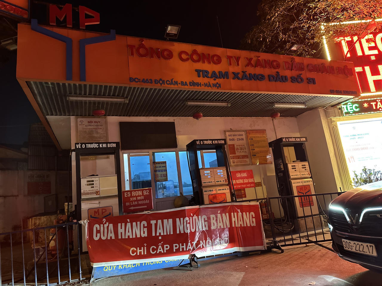 Hà Nội: Cây xăng đóng cửa nhưng người dân lại có xăng bán lẻ