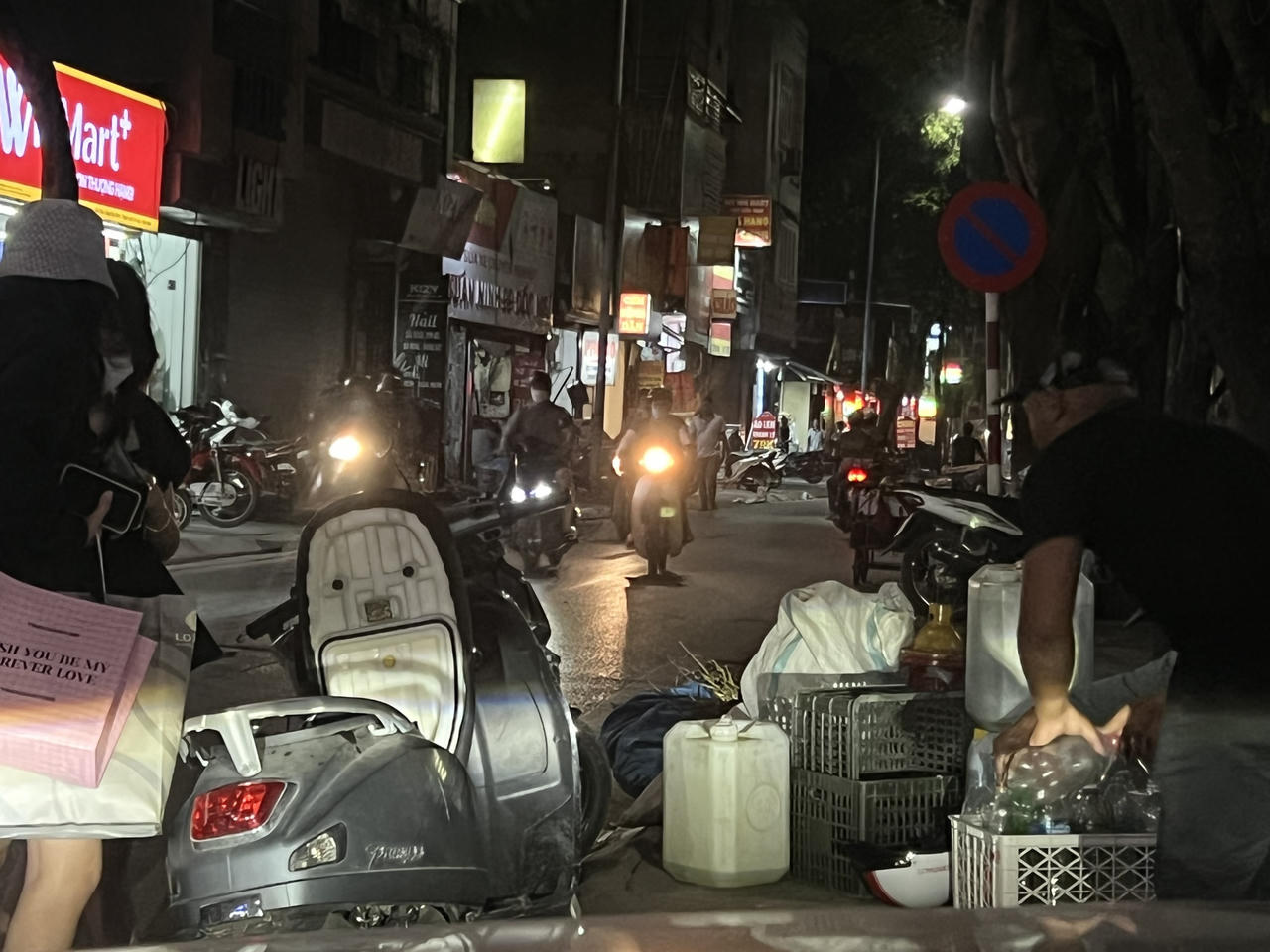 Hà Nội: Cây xăng đóng cửa nhưng người dân lại có xăng bán lẻ