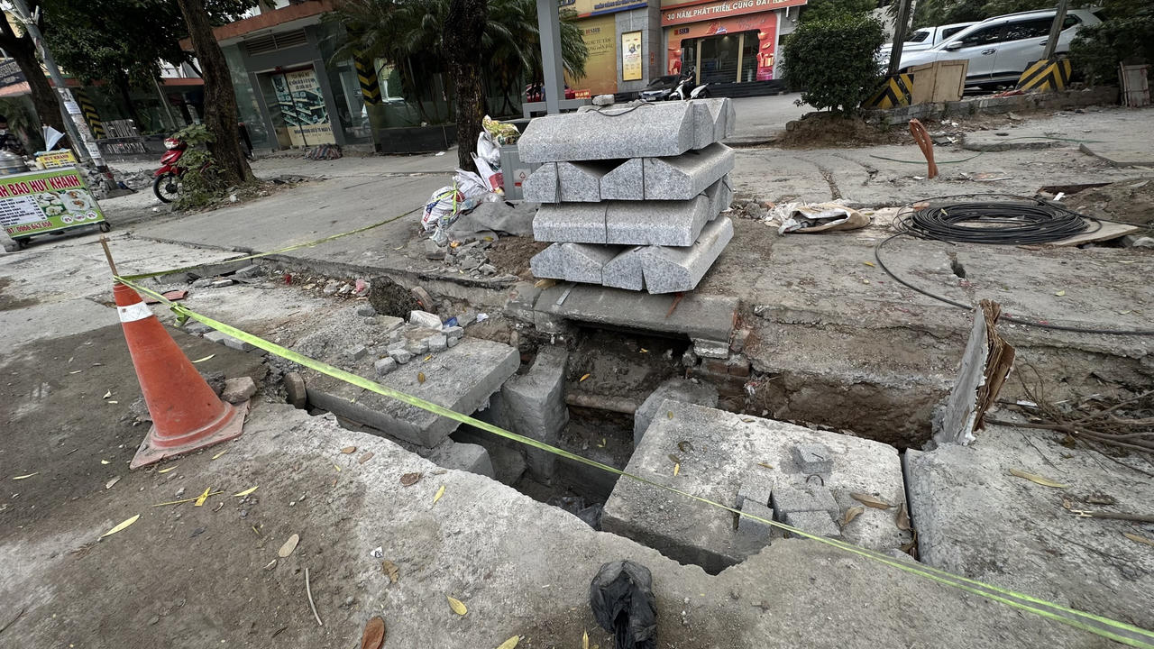 Người đi bộ trên phố Nguyễn Chí Thanh chỉ sợ "rớt" xuống "hố " đào đường