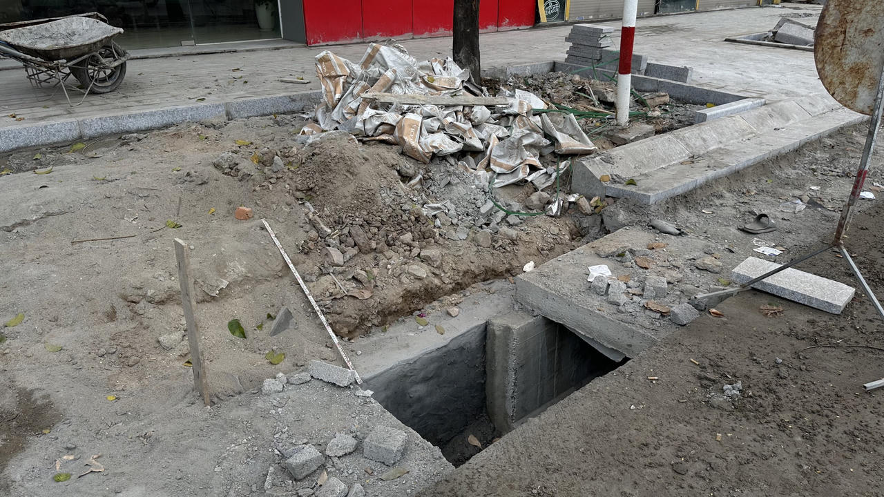 Người đi bộ trên phố Nguyễn Chí Thanh chỉ sợ "rớt" xuống "hố " đào đường