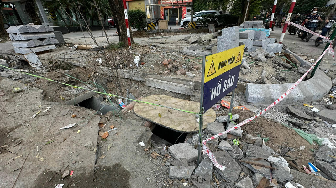 Người đi bộ trên phố Nguyễn Chí Thanh chỉ sợ "rớt" xuống "hố " đào đường