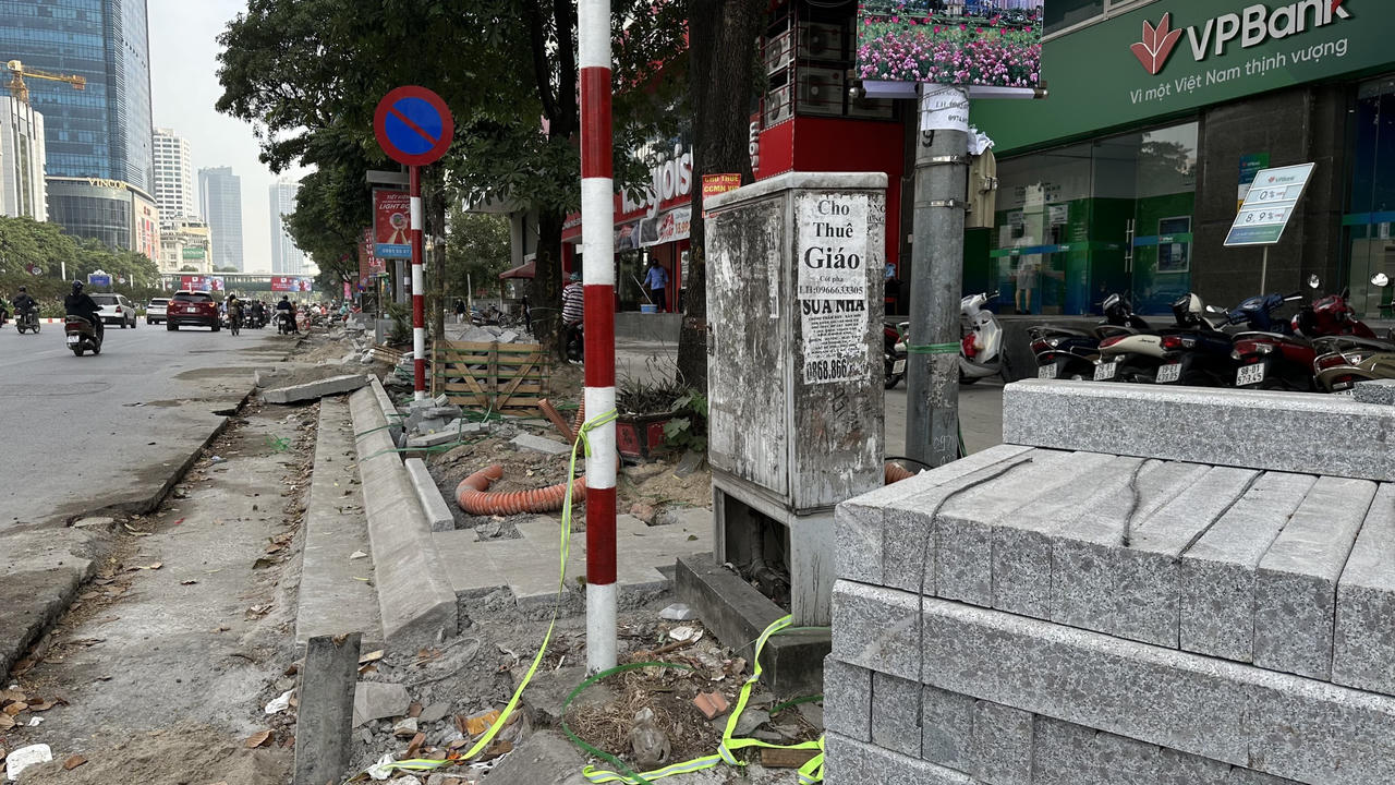 Người đi bộ trên phố Nguyễn Chí Thanh chỉ sợ "rớt" xuống "hố " đào đường