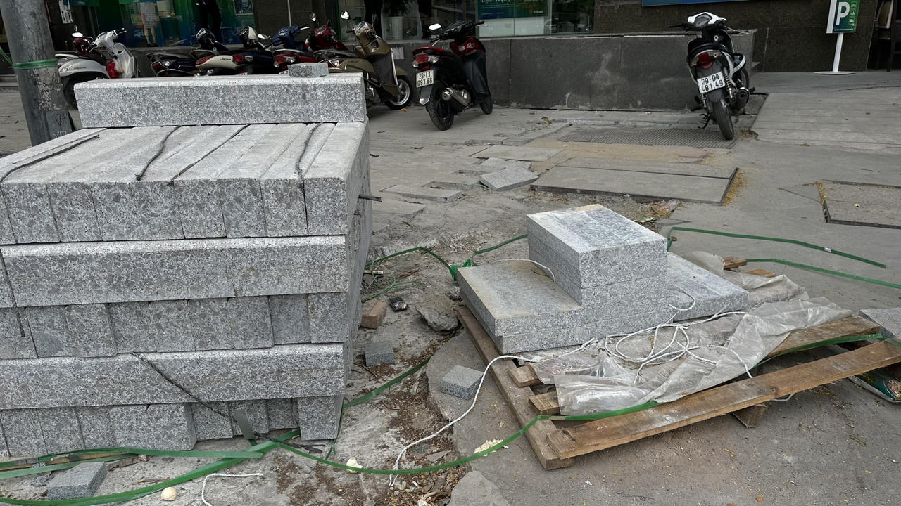 Người đi bộ trên phố Nguyễn Chí Thanh chỉ sợ "rớt" xuống "hố " đào đường