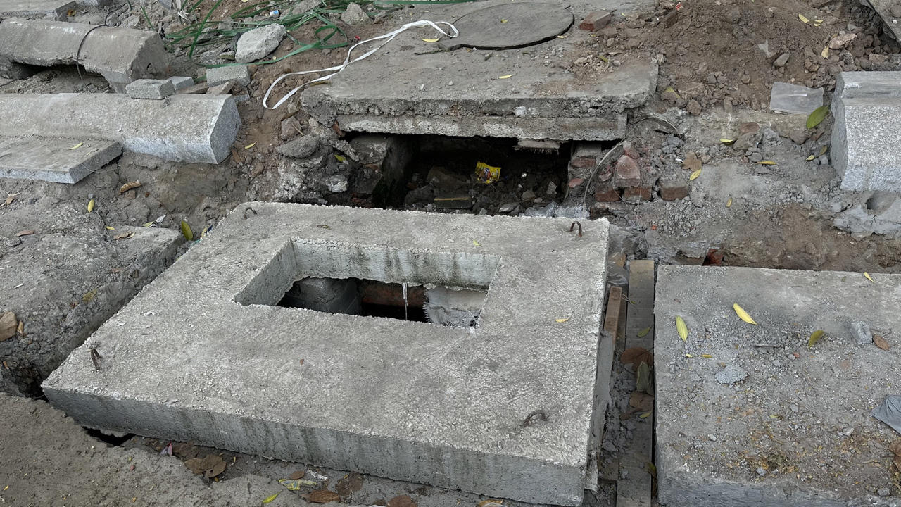 Người đi bộ trên phố Nguyễn Chí Thanh chỉ sợ "rớt" xuống "hố " đào đường