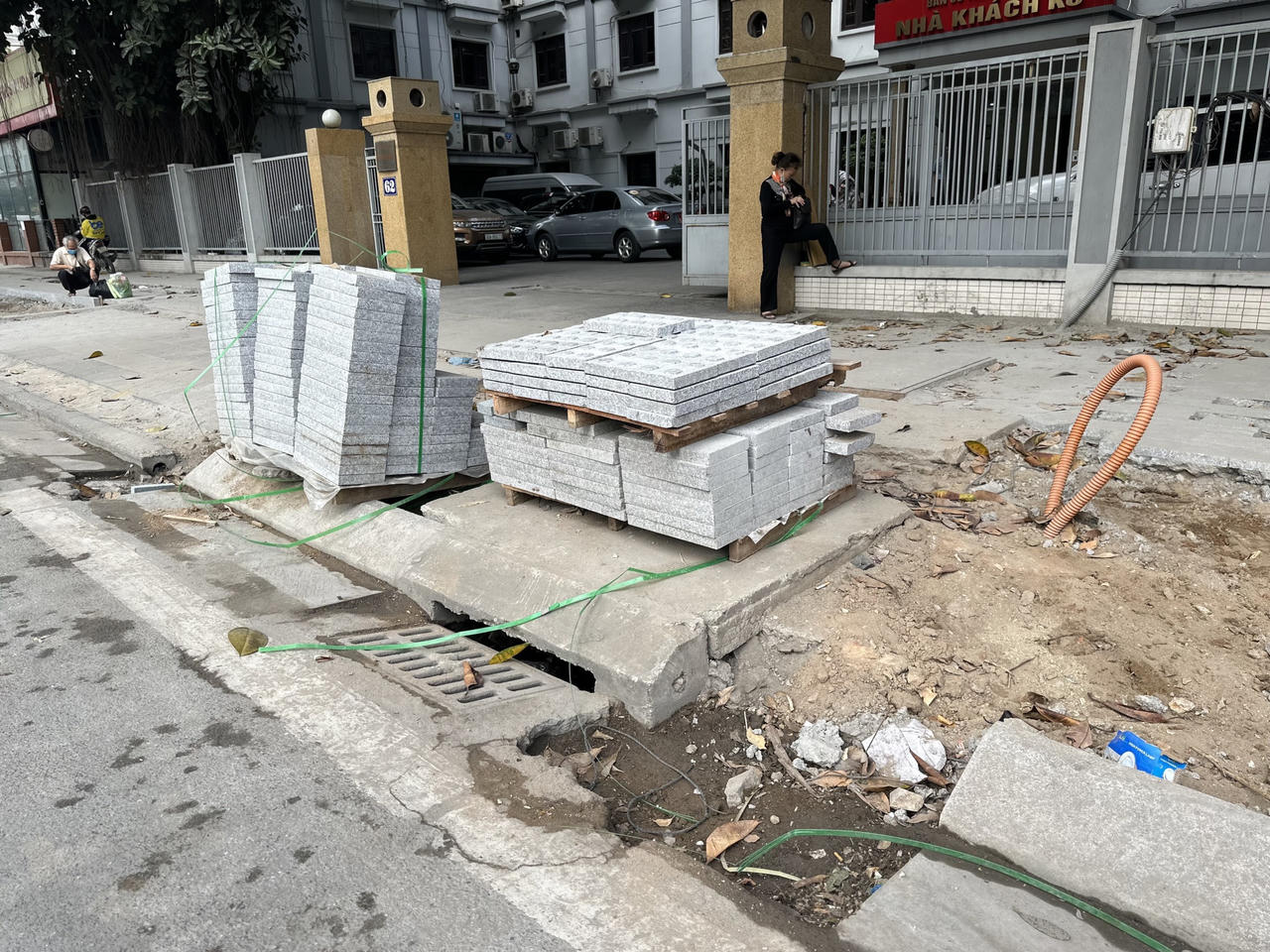 Người đi bộ trên phố Nguyễn Chí Thanh chỉ sợ "rớt" xuống "hố " đào đường