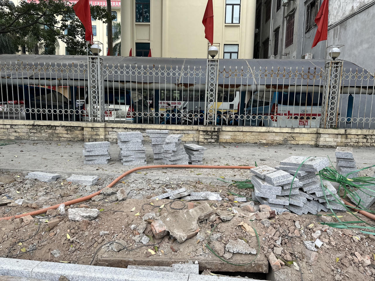 Người đi bộ trên phố Nguyễn Chí Thanh chỉ sợ "rớt" xuống "hố " đào đường