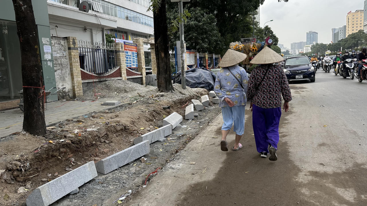 Người đi bộ trên phố Nguyễn Chí Thanh chỉ sợ "rớt" xuống "hố " đào đường