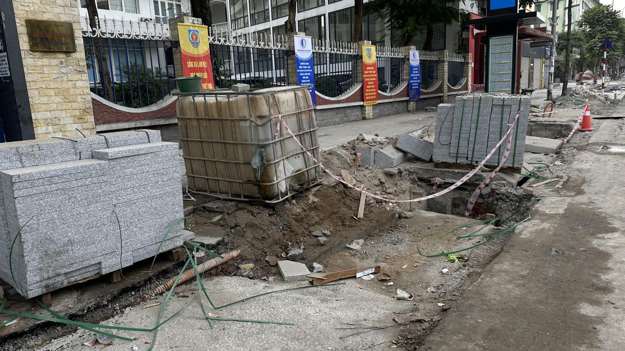 Người đi bộ trên phố Nguyễn Chí Thanh chỉ sợ "rớt" xuống "hố " đào đường