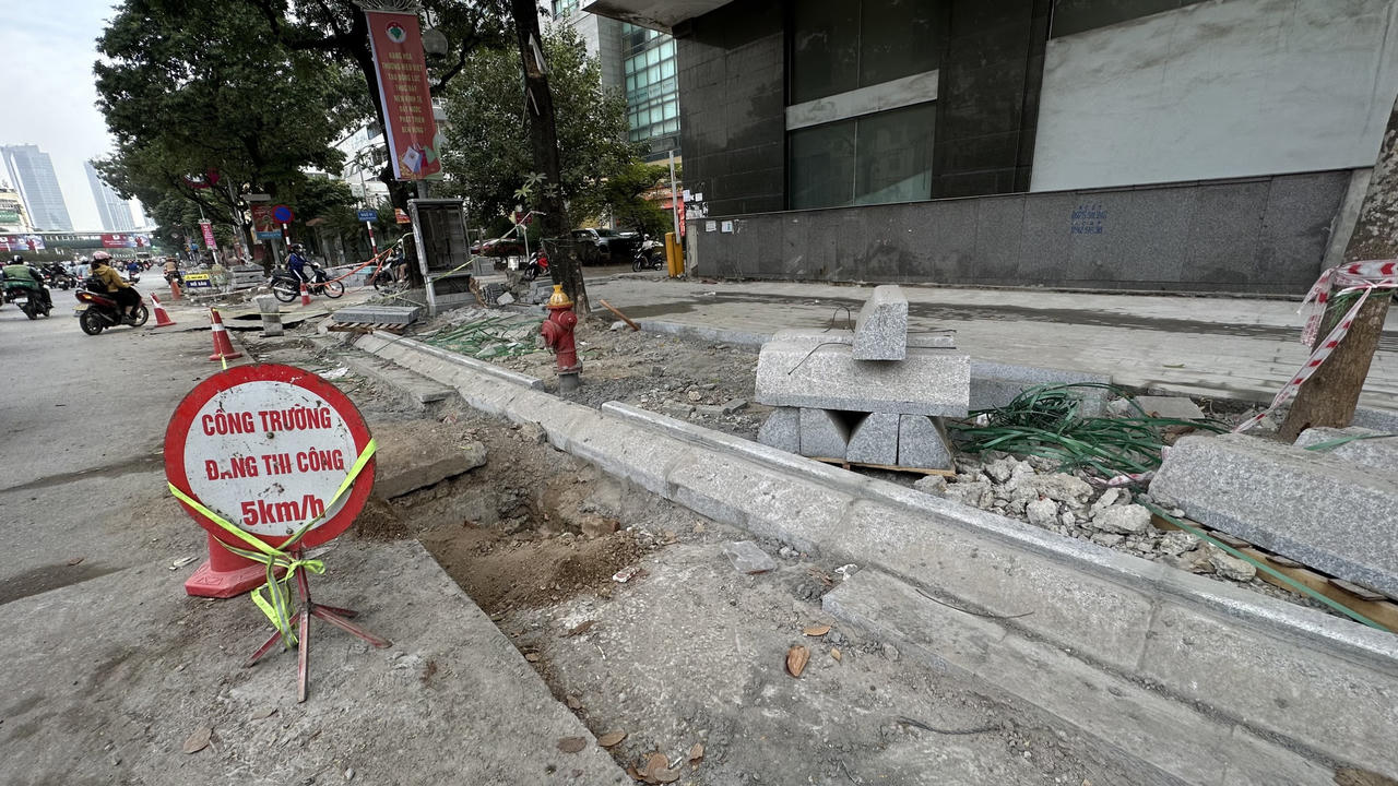 Người đi bộ trên phố Nguyễn Chí Thanh chỉ sợ "rớt" xuống "hố " đào đường