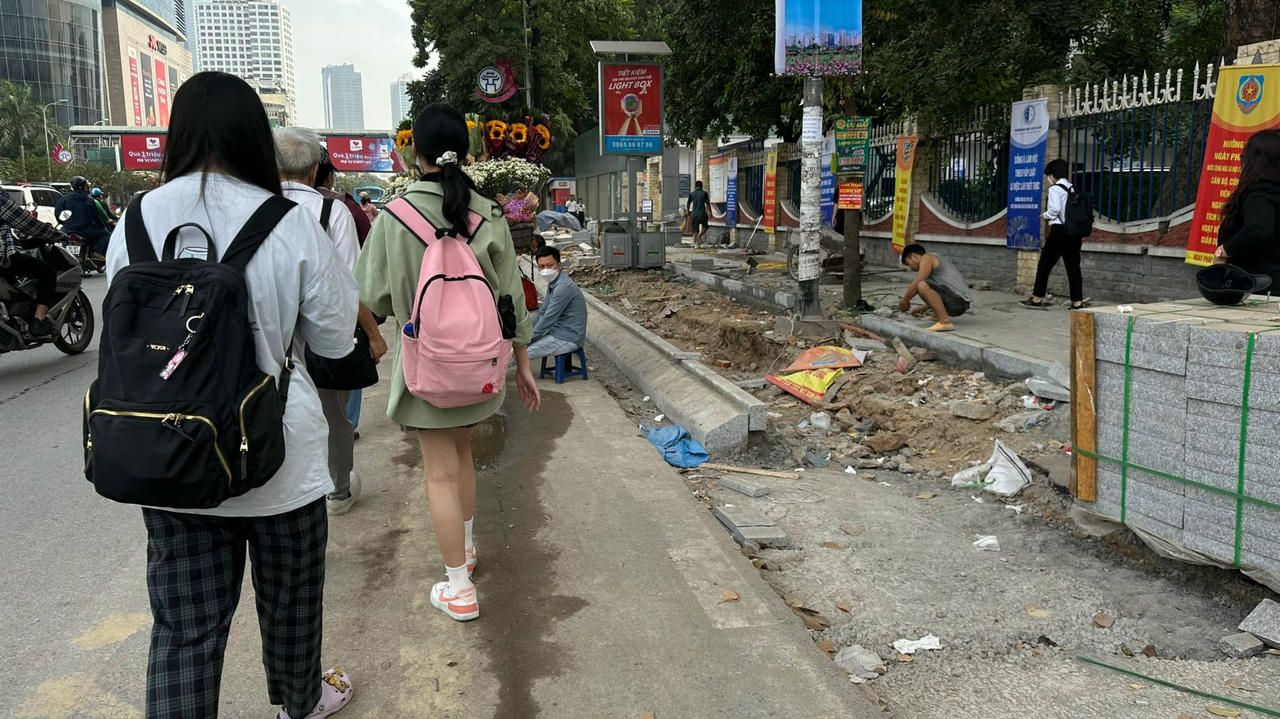 Người đi bộ trên phố Nguyễn Chí Thanh chỉ sợ "rớt" xuống "hố " đào đường