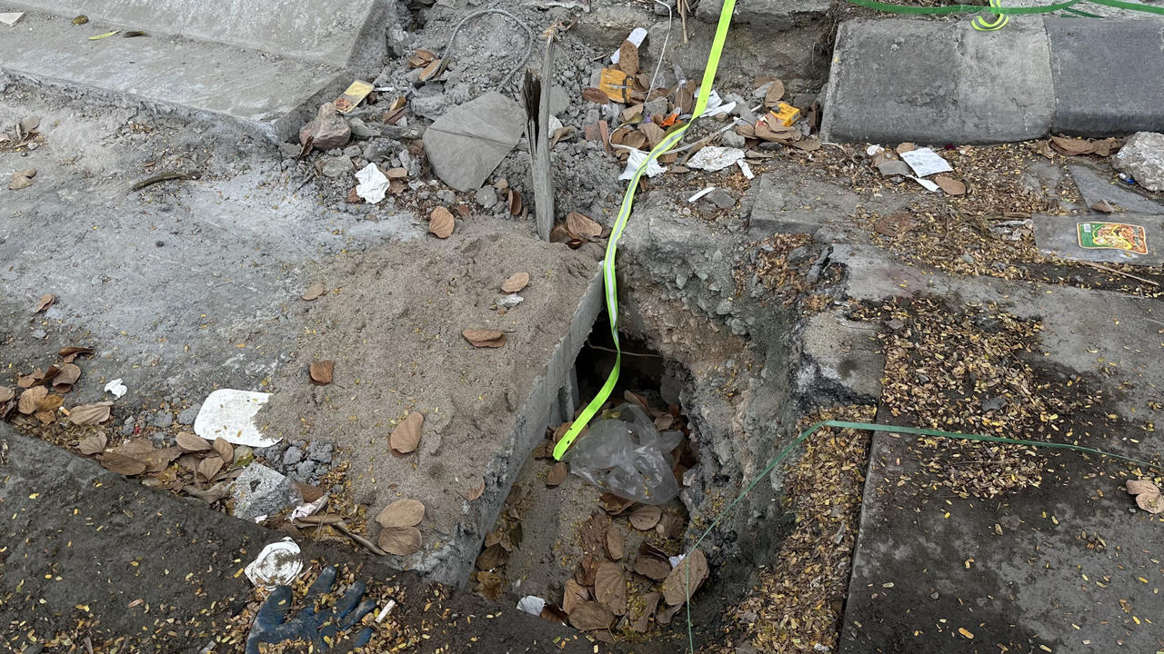 Người đi bộ trên phố Nguyễn Chí Thanh chỉ sợ "rớt" xuống "hố " đào đường