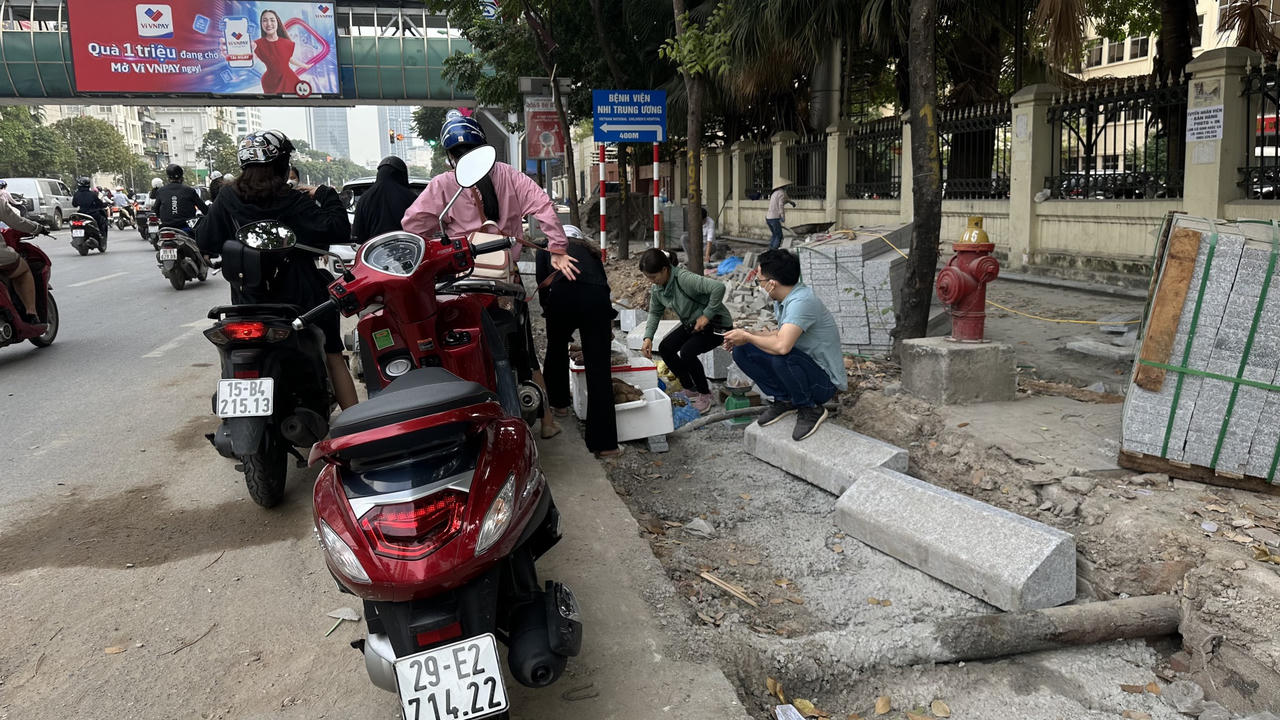 Người đi bộ trên phố Nguyễn Chí Thanh chỉ sợ "rớt" xuống "hố " đào đường