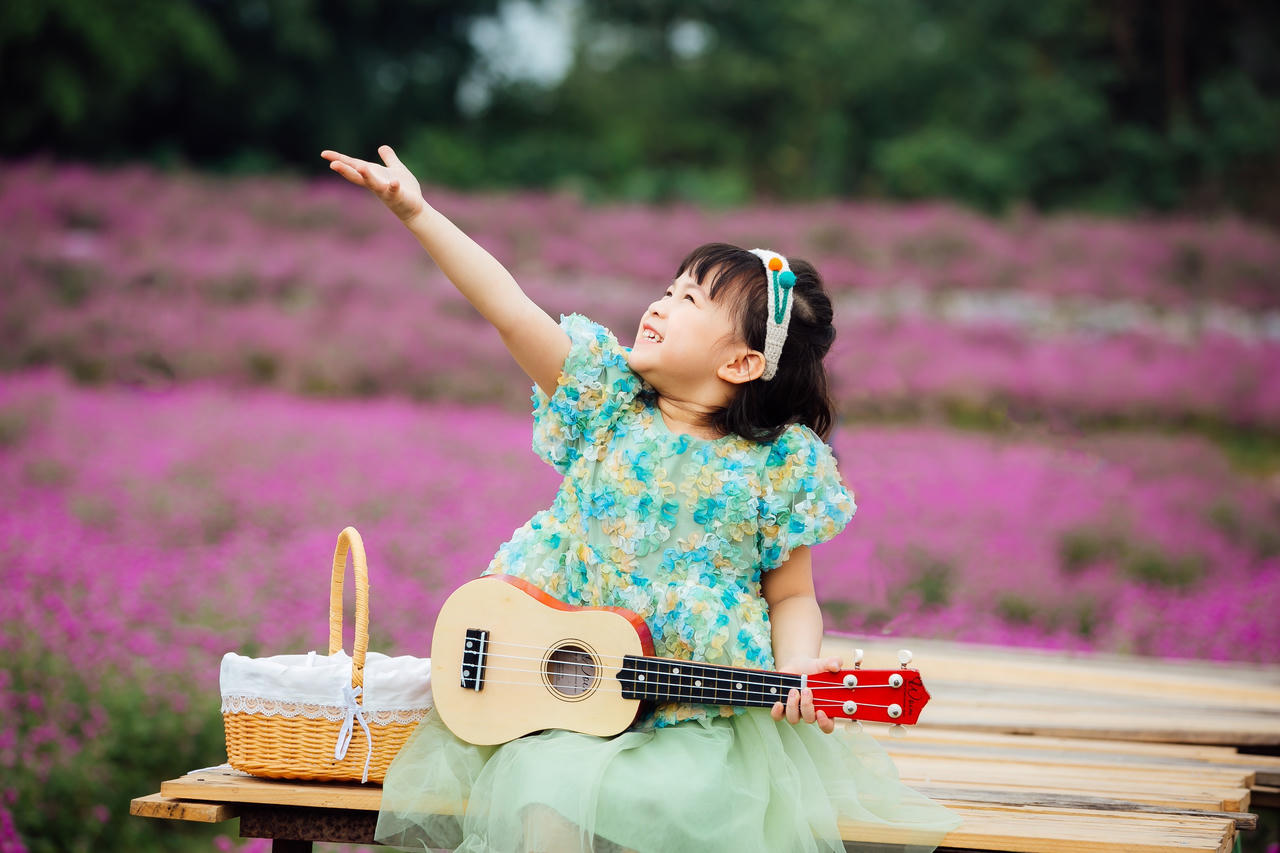 Mãn nhãn với hình ảnh siêu yêu của những bé gái trên cánh đồng hoa bách nhật 