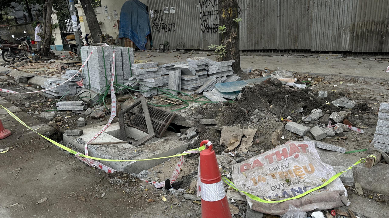 Người đi bộ trên phố Nguyễn Chí Thanh chỉ sợ "rớt" xuống "hố " đào đường