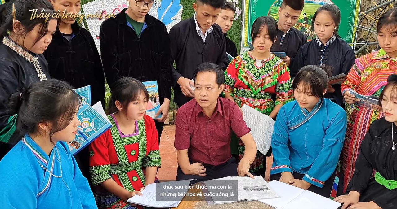 Cảm động câu chuyện người thầy giáo bị dị tật do di chứng da cam mang “con chữ” lên bản nghèo Hà Giang