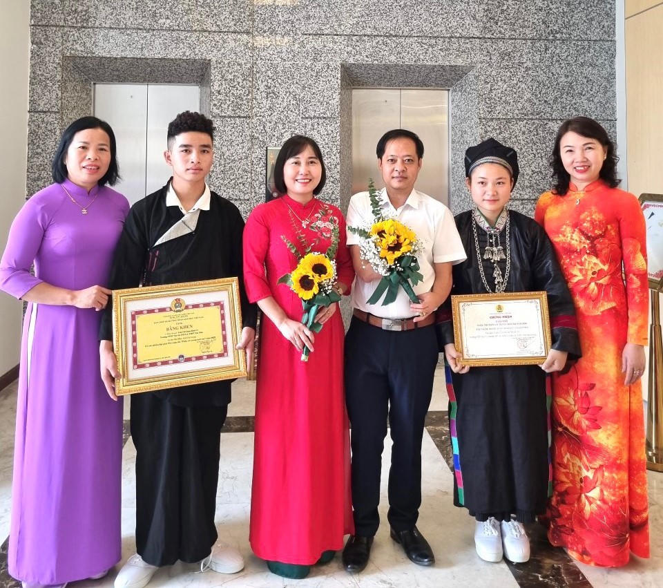 Cảm động câu chuyện người thầy giáo bị dị tật do di chứng da cam mang “con chữ” lên bản nghèo Hà Giang