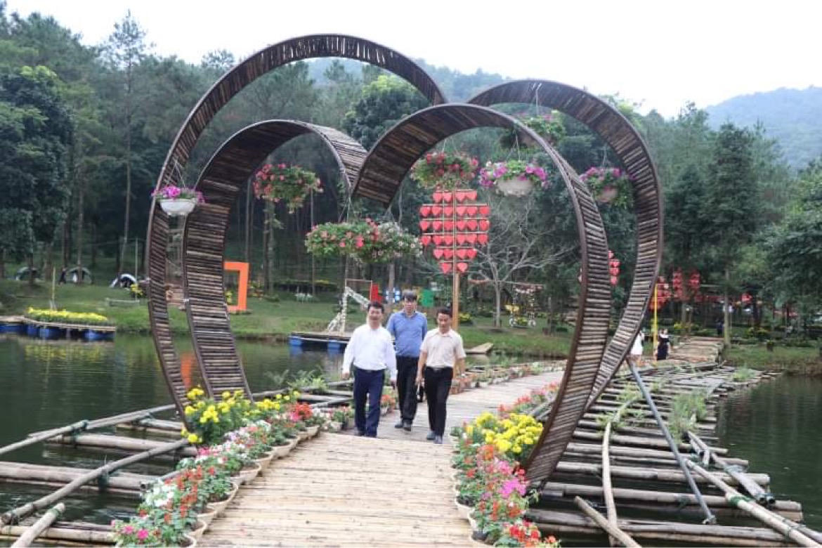 Du khách đổ về Medi Thiên Sơn chiêm ngưỡng Lễ hội hoa cúc