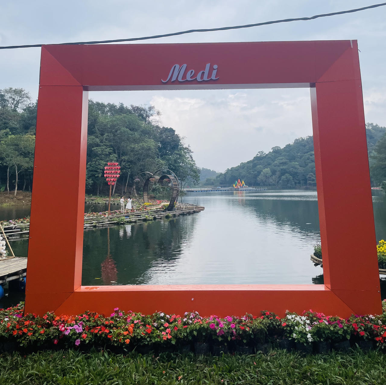 Du khách đổ về Medi Thiên Sơn chiêm ngưỡng Lễ hội hoa cúc