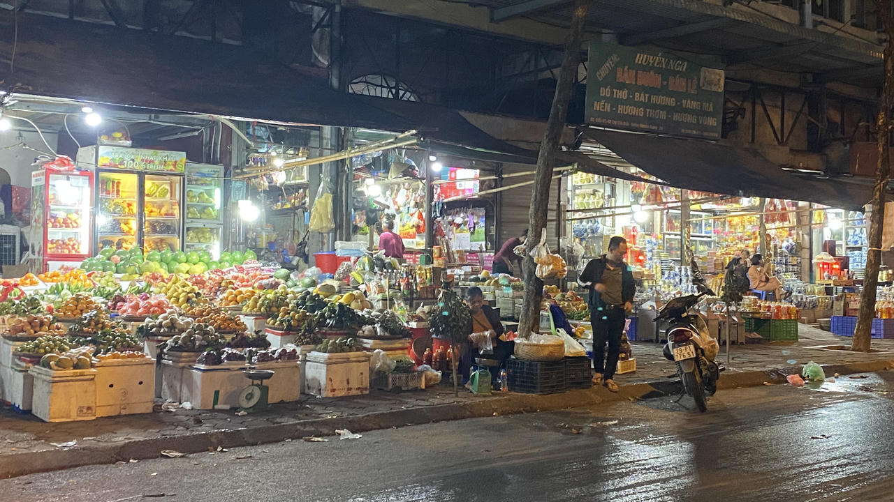 Hình ảnh vỉa hè Hà Nội "làm" mọi việc nhưng không dành cho người đi bộ