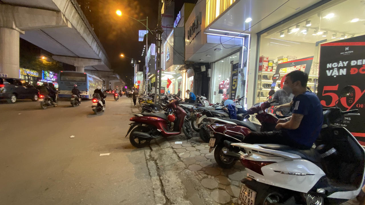 Hình ảnh vỉa hè Hà Nội "làm" mọi việc nhưng không dành cho người đi bộ