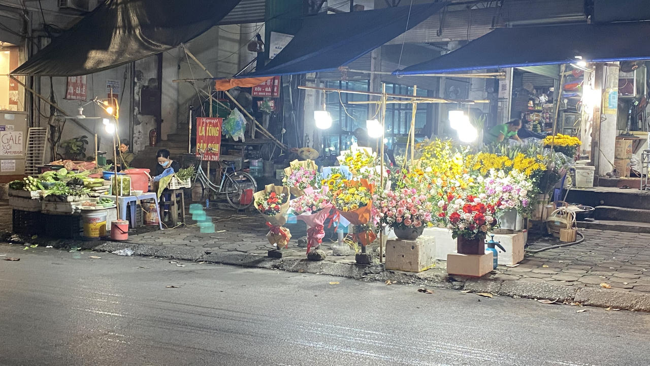 Hình ảnh vỉa hè Hà Nội "làm" mọi việc nhưng không dành cho người đi bộ